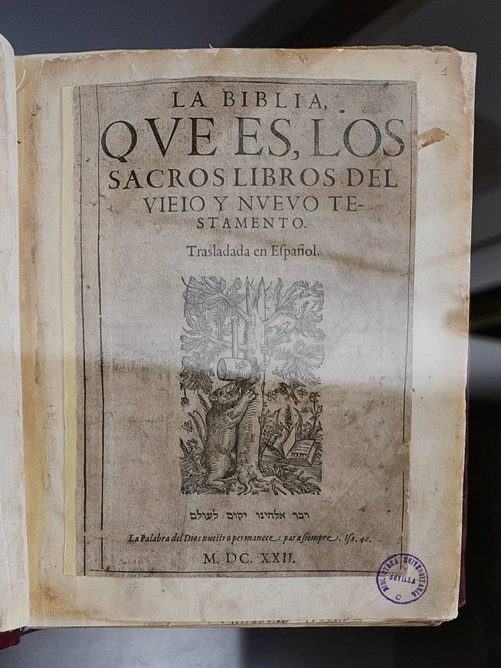 Portada de La Biblia en español con el grabado del oso junto al panal.
